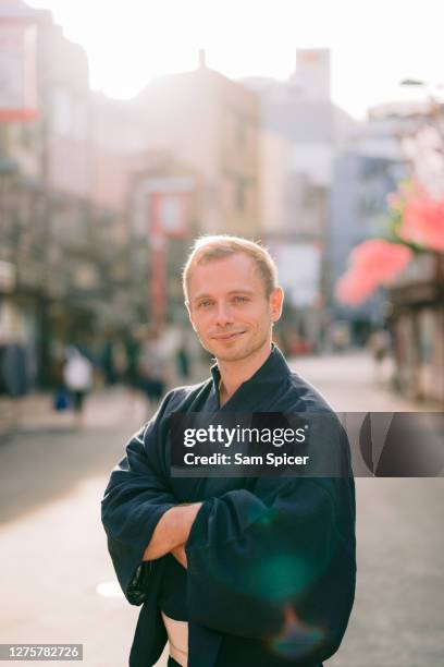 male businessman wearing traditional japanese clothing in tokyo, japan - kimono photos et images de collection