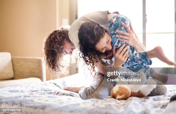 mãe e filho passando um tempo de qualidade juntos em casa - salta argentina - fotografias e filmes do acervo