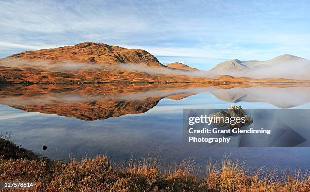 blackmount mountain reflection - grant glendinning stock-fotos und bilder