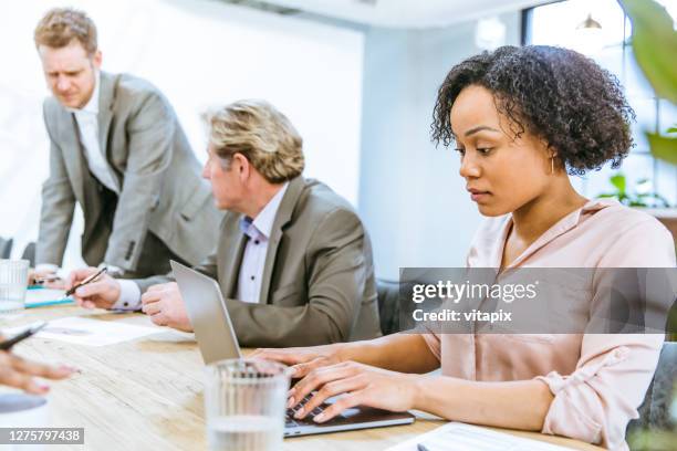 casual meeting - ponteiro dos minutos imagens e fotografias de stock
