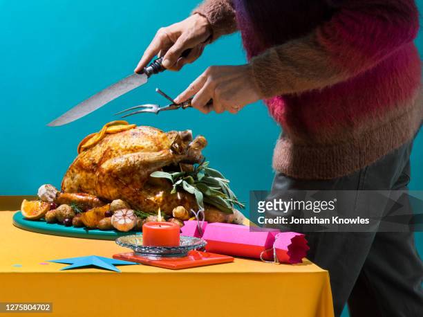 man carving christmas turkey - christmas turkey fotografías e imágenes de stock
