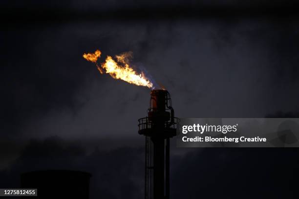 flare stack - jet de flamme photos et images de collection