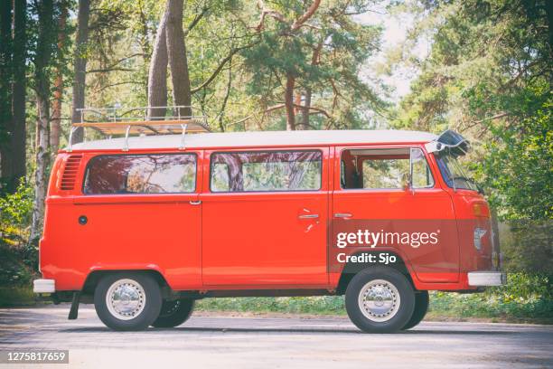 clásico volkswagen transporter t2 furgoneta de segunda generación aparcada en un bosque - sjoerd van der wal or sjo fotografías e imágenes de stock