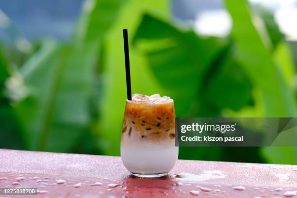 close-up of iced coffee cup on table outdoors . cafe latte . - coffee drink - fotografias e filmes do acervo