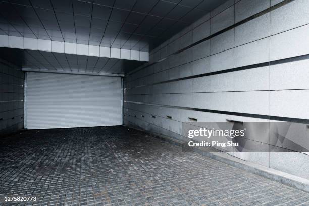 basement parking - garagentor stock-fotos und bilder