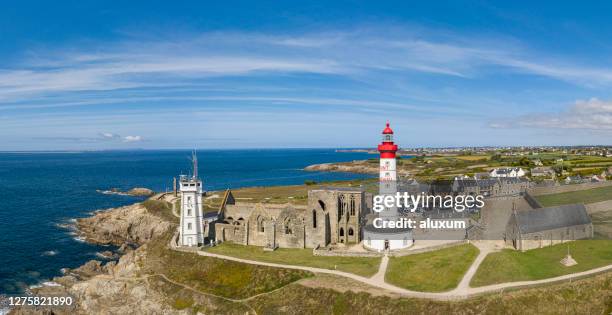 leuchtturm von saint mathieu in finistere frankreich - finistère stock-fotos und bilder