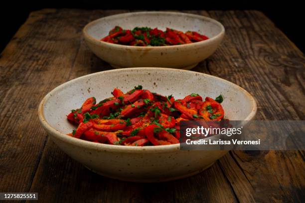 two bowls of bell pepper salad - pimentão vermelho assado - fotografias e filmes do acervo