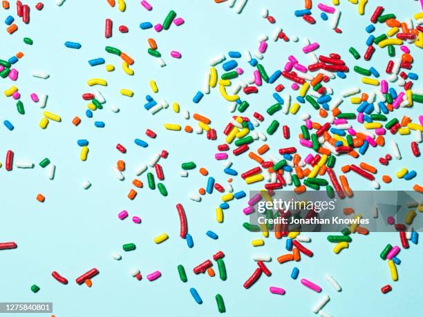 rainbow candy sprinkles - gekleurde hagelslag stockfoto's en -beelden