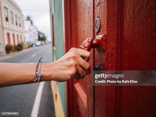 knocking on old door - bussare foto e immagini stock