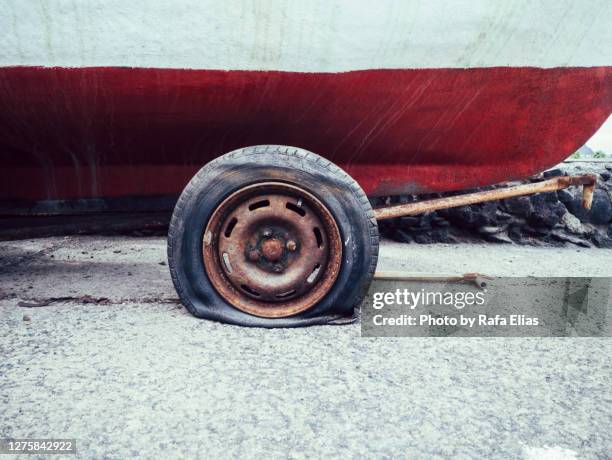 old flat tire boat trailer - rouillé photos et images de collection