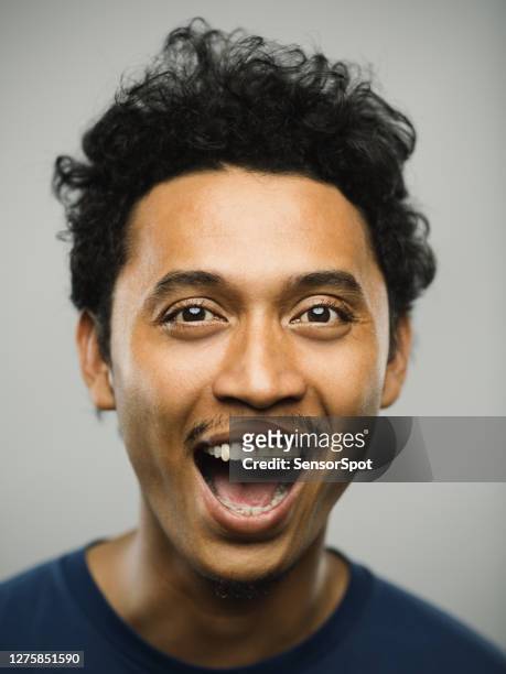 porträt eines echten pakistanischen mannes mit schreiendem ausdruck - mann lachen blick in die kamera stock-fotos und bilder