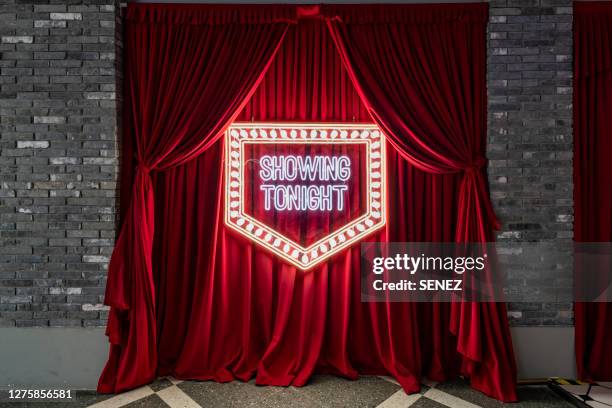 spotlight on opening red stage curtain - pre opening stockfoto's en -beelden