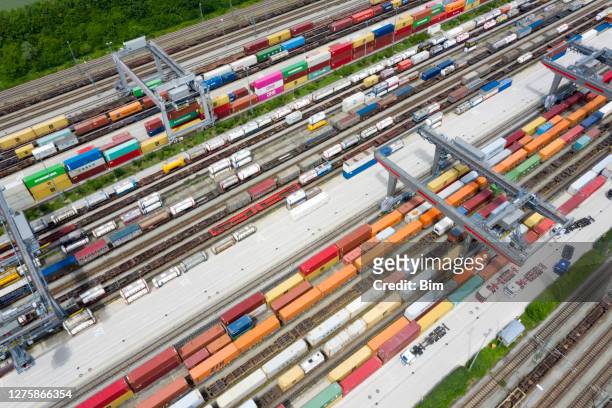 luftaufnahme von railroad junction, container terminal - verkehrsgebäude stock-fotos und bilder