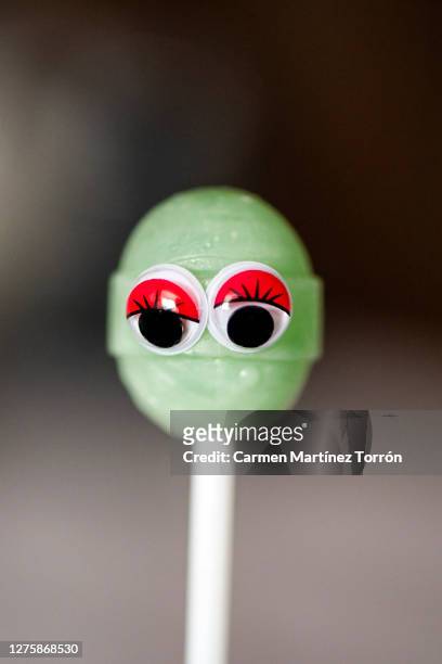 lollipop with cartoon eyes - screening party stock-fotos und bilder