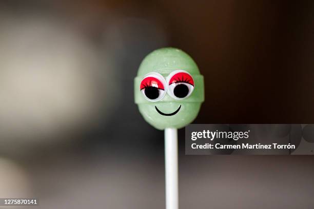 lollipop with cartoon eyes - blood sugar test photos et images de collection