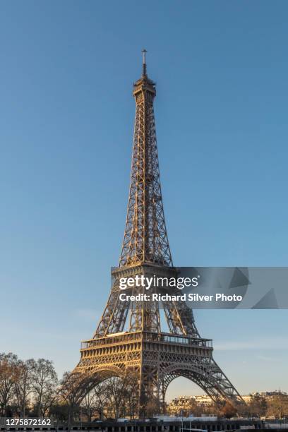 eiffel tower on a clear day - eiffel tower at night stock pictures, royalty-free photos & images