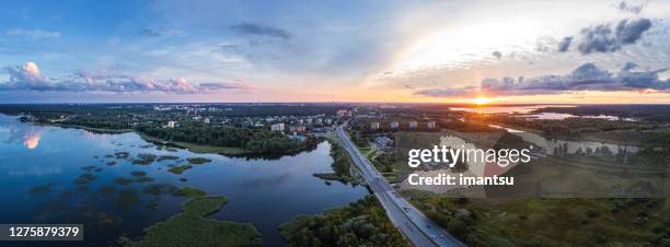 jugla- und kisezers-see im distrikt jugla in riga, lettland - lettland landschaft stock-fotos und bilder