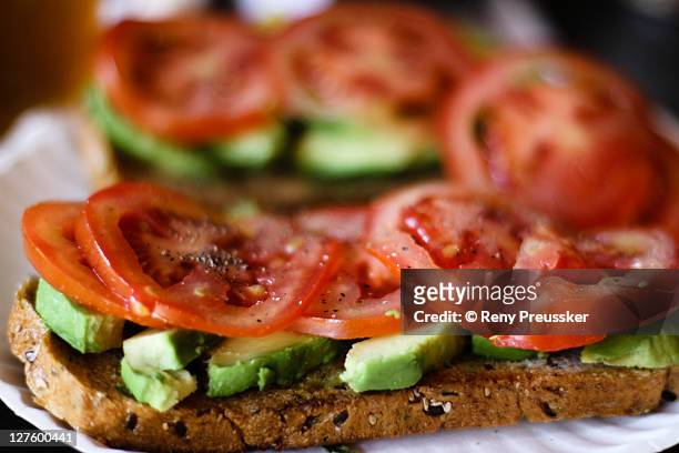 tomato avocado toastie - reny preussker foto e immagini stock