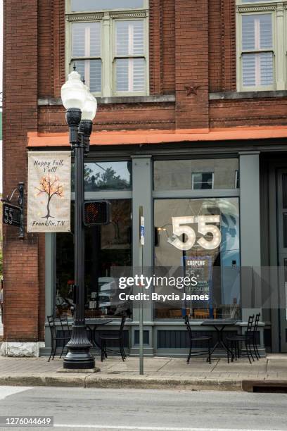 55 south - een restaurant aan de hoofdstraat van franklin, tn - franklin tennessee stockfoto's en -beelden