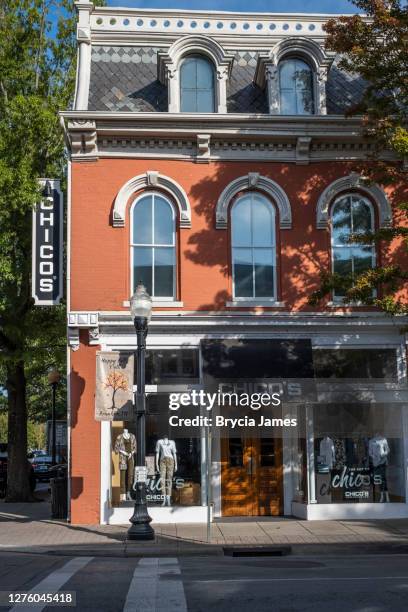 chico's op main street in franklin - franklin tennessee stockfoto's en -beelden