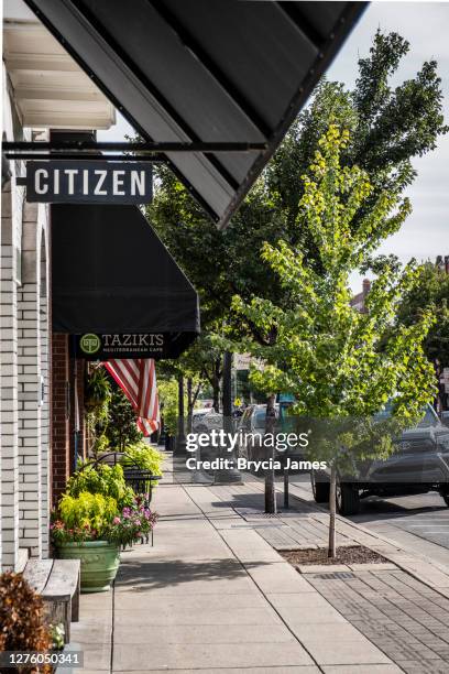 winkels langs de hoofdstraat van franklin - franklin tennessee stockfoto's en -beelden