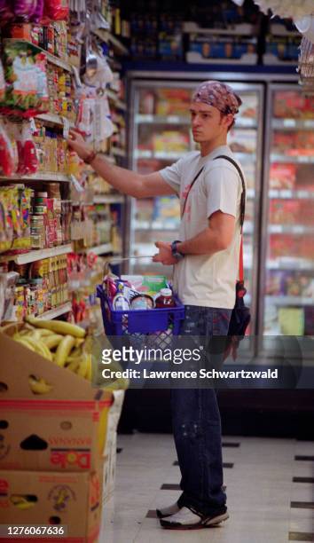Justin Timberlake of boy band, N'SYNC shops alone for groceries at Gristedes supermarket in midtown Manhattan, September 3, 2000. In NYC. Exclusive