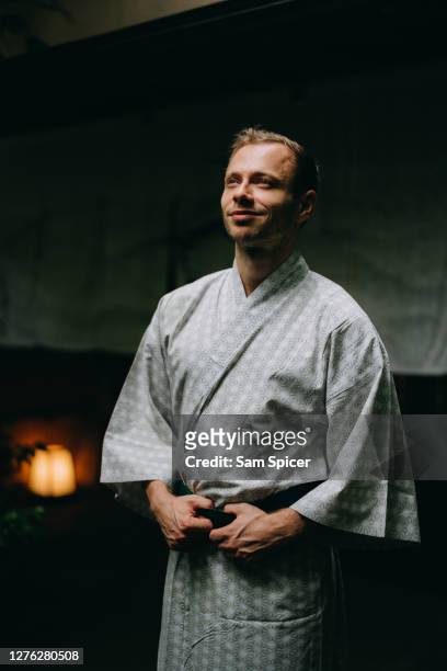 caucasian man wearing yukata at traditional japanese ryokan - kimono foto e immagini stock