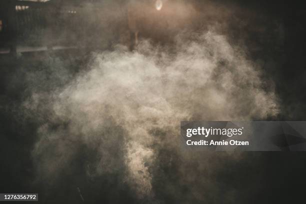 smoke - humo fotografías e imágenes de stock