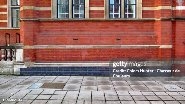 london victorian building facade in bricks, windows and sidewalk - wall city foto e immagini stock