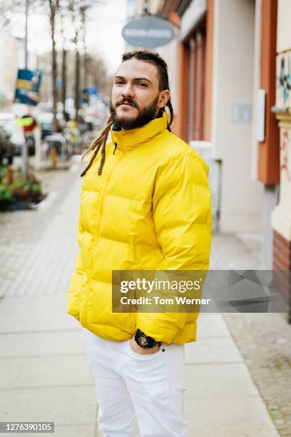 portrait of man wearing yellow jacket - ski jack stockfoto's en -beelden