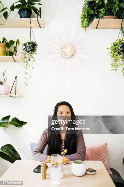 portrait of café customer sitting at table - vietnamesischer abstammung stock-fotos und bilder