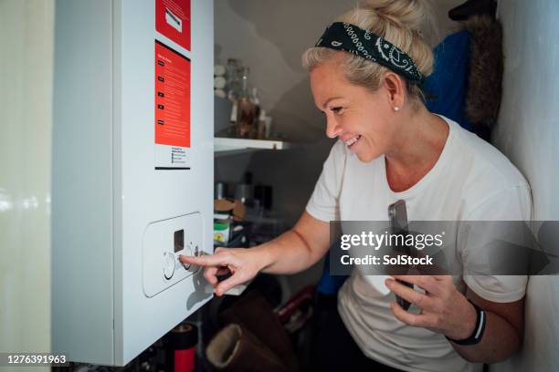 het lezen van de meter - boiler stockfoto's en -beelden