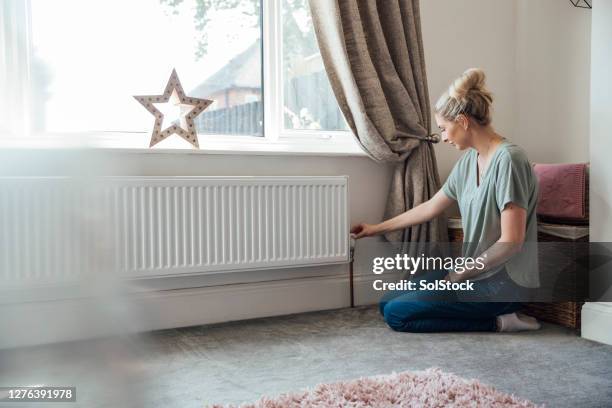 vermindering van het energieverbruik - bijstellen stockfoto's en -beelden