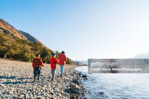 hiking in south island, new zealand. - family new zealand stockfoto's en -beelden