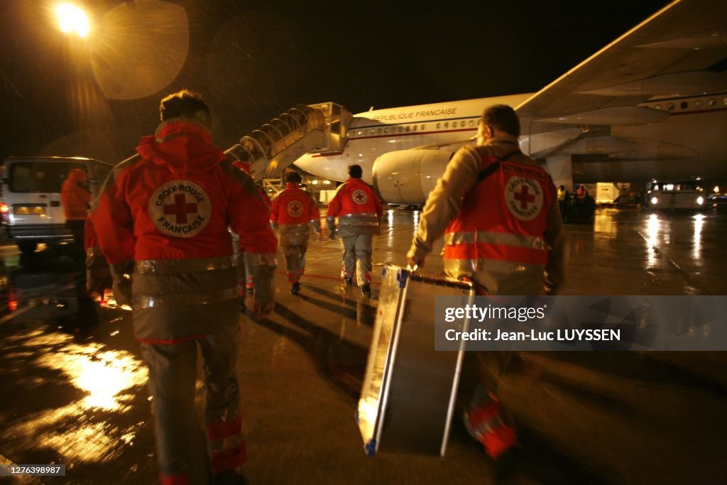 04/02/2008. Arrivee a Roissy des resortissants francais et etrangers evacues de N' Djamena au Tchad.