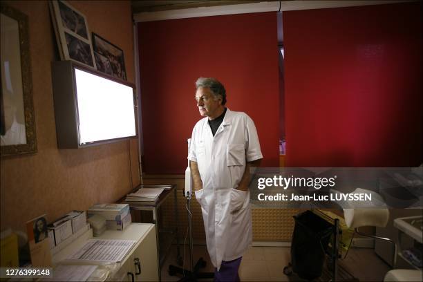 Rene Frydman dans son service de la maternite de l' hopital Beclere a Clamart. Rene Fydman, gynecologue, Chef de service de l?Hopital Antoine Beclere...