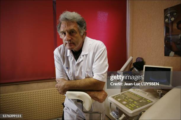 Rene Frydman dans son service de la maternite de l' hopital Beclere a Clamart. Rene Fydman, gynecologue, Chef de service de l?Hopital Antoine Beclere...