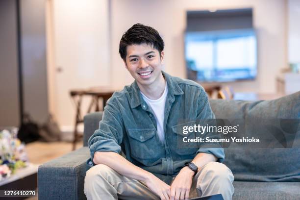 two female businessmen and their assistants are meeting in a co-working space - japanse man stock pictures, royalty-free photos & images