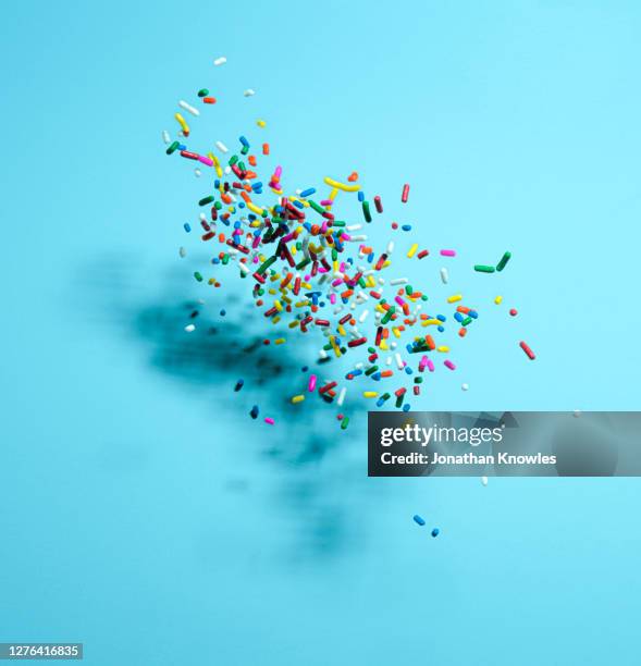 rainbow candy sprinkles - gekleurde hagelslag stockfoto's en -beelden