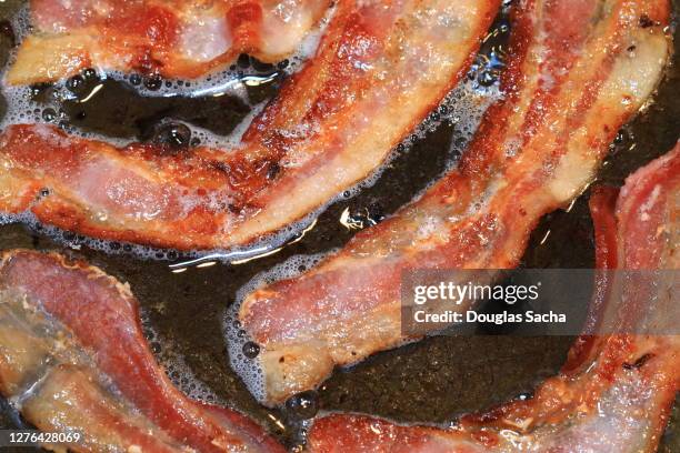 sizzling bacon strips - speck stock-fotos und bilder