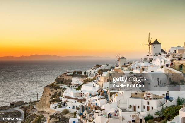 landscape view of the oia at sunset, santorini, greece. - paul of greece - fotografias e filmes do acervo