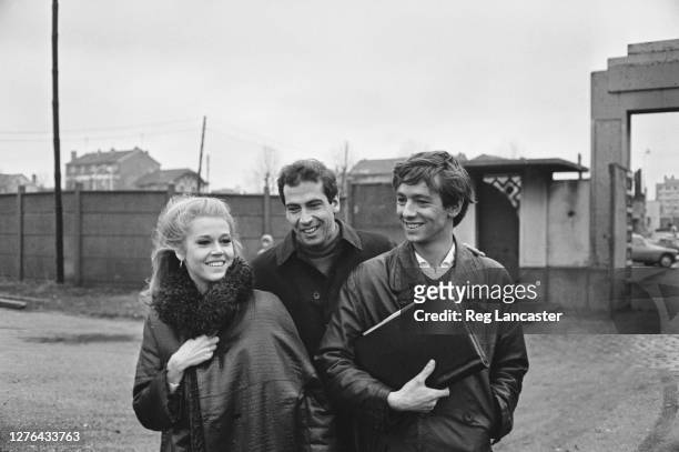 From left to right, actress Jane Fonda, director Roger Vadim and actor Peter McEnery filming the movie 'La Curée', aka 'The Game is Over', in Paris,...