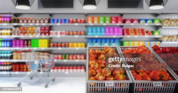supermarché - rayon fruits et légumes photos et images de collection