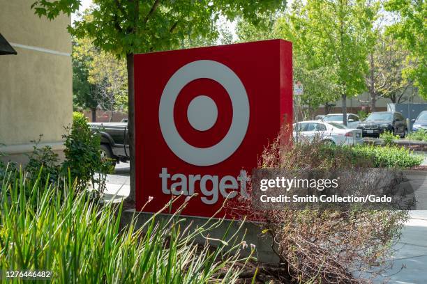15,725 Target Sign Stock Photos, High-Res Pictures, and Images - Getty ...