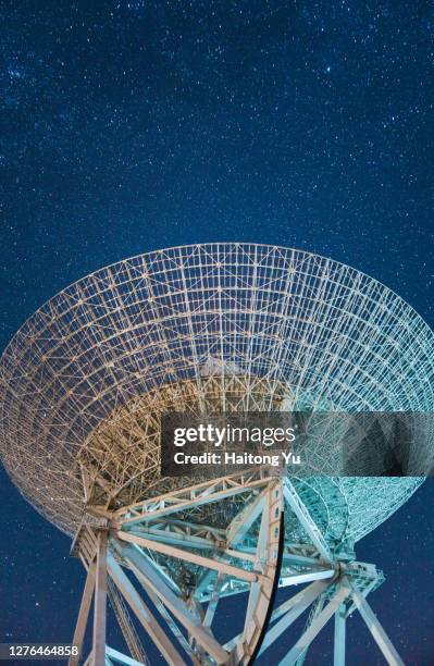 huge radiotelescope at night - astrophysics fotografías e imágenes de stock