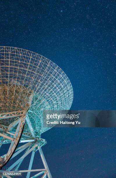 huge radiotelescope at night - astrophysics fotografías e imágenes de stock