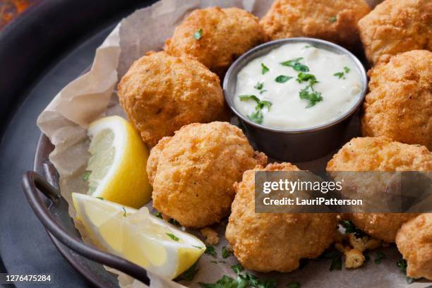 hush welpen mit einem cremigen dip - aioli stock-fotos und bilder