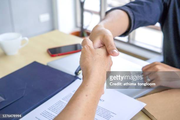 agent and client meeting and handshaking after good deal. - real estate closing stock pictures, royalty-free photos & images