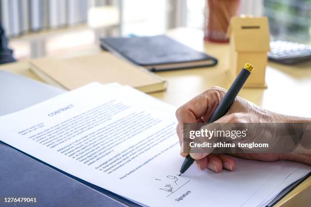 signing official document or contract. - 遺書 ストックフォトと画像