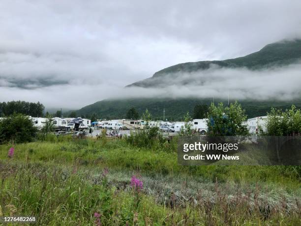 rv park and mountain clouds in alaska - adelfilla enana fotografías e imágenes de stock
